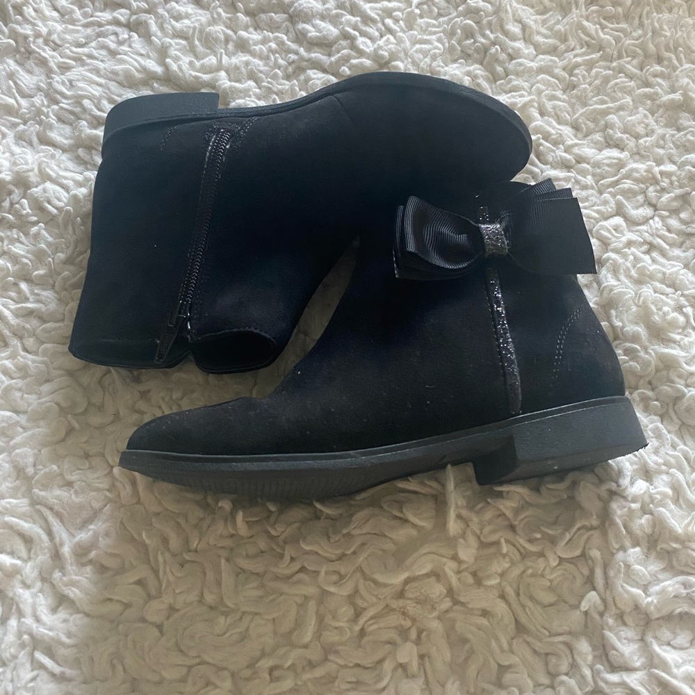 Girls boots in great condition . Size 13